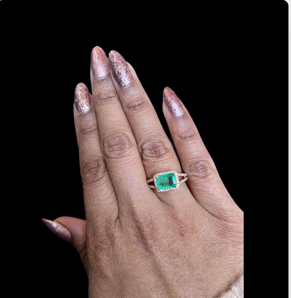 14K Yellow Gold 1.75 ctw Columbian emerald and Diamond split shank ring 